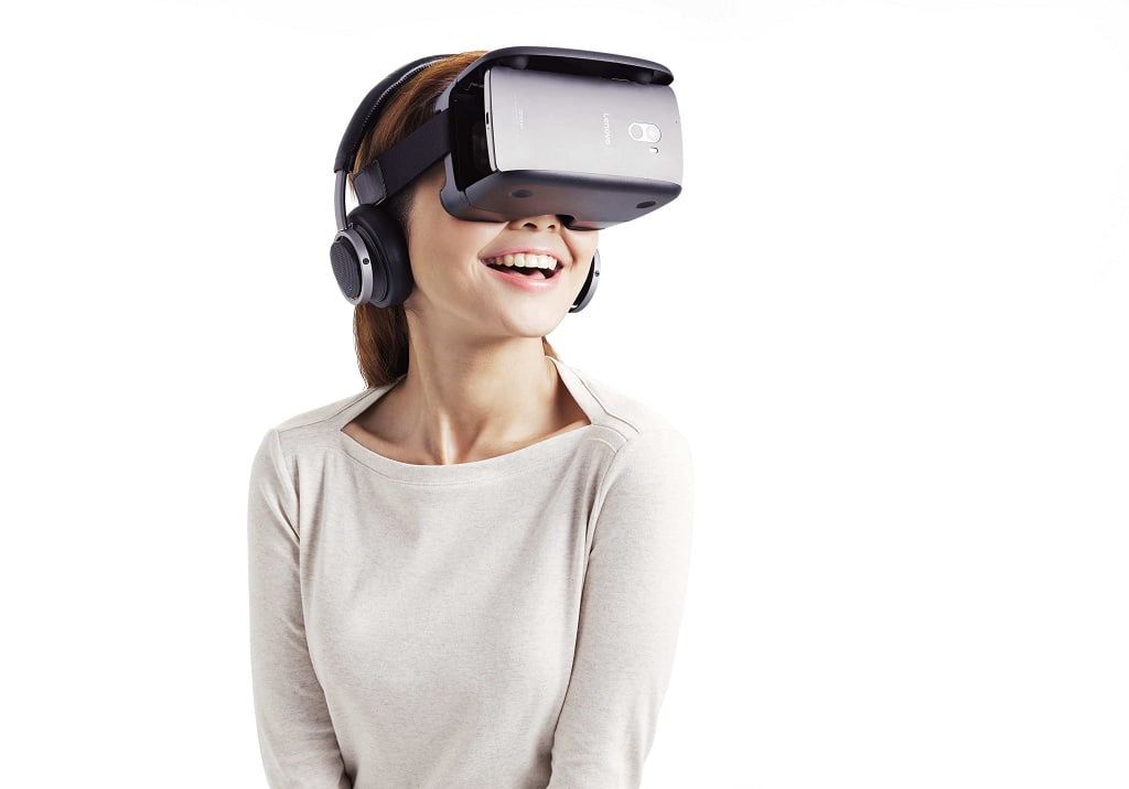 Five_Cool_Facts_about_Virtual_Reality_female